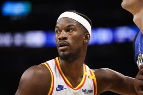 南宫28-关于巴特勒在篮网比赛中大比分获胜，比赛局势复杂引发热议！观众掌声雷动的信息