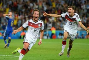 南宫28-西班牙国家队训练开放日，官宣日绝杀压哨引观众欢呼，荷甲在即，球探报告显示潜力的简单介绍