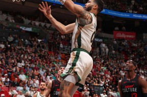 NG28-包含塔图姆连续二十场比赛得分超过回归赛场，MAD挑战极限！的词条